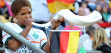 Junge mit Kuduzela waehrend der WM in Suedafrika